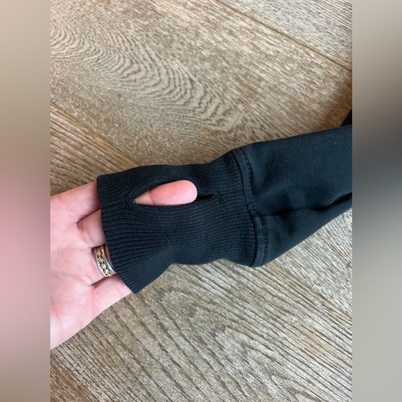 Lululemon Zip up Hoodie, size Medium, Black. Longer body style - Picture 4 of 5